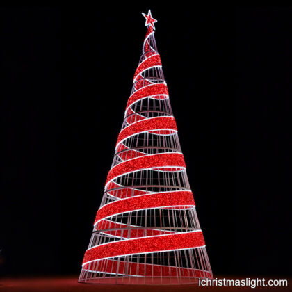 Custom lighted Christmas tree for public spaces